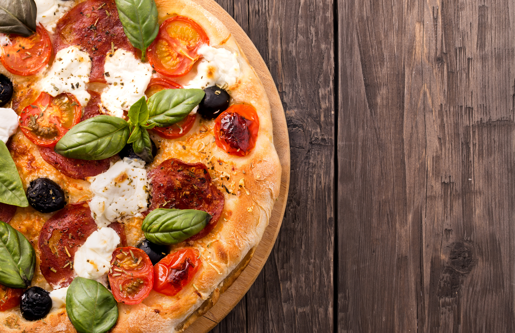 Pizza cotta nel forno a legna