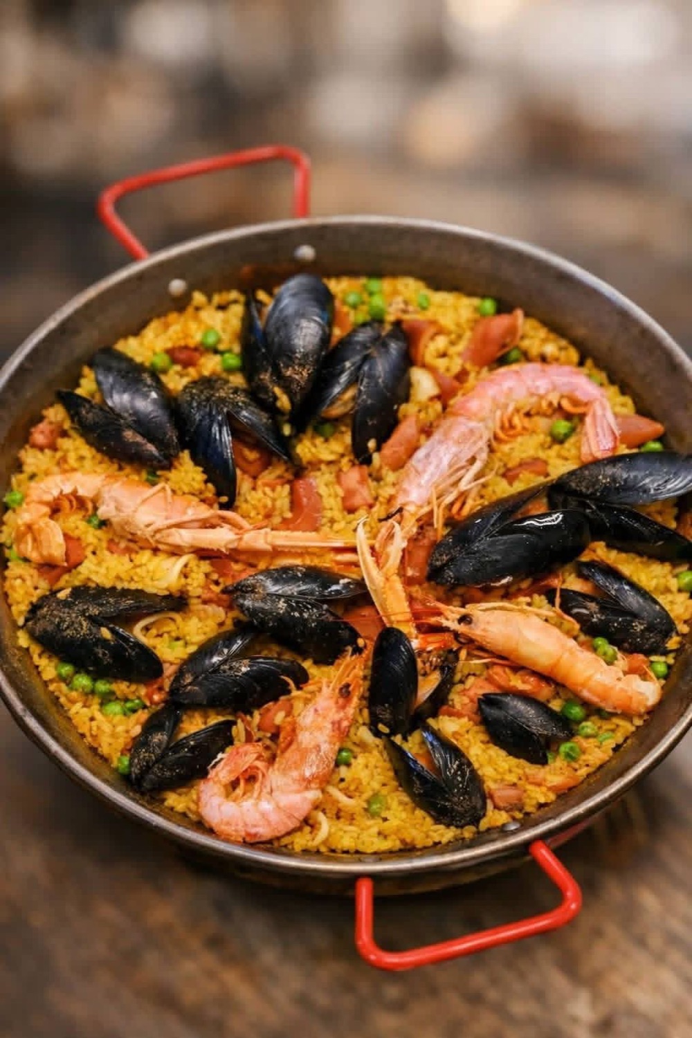 Paella di pesce con cozze e gamberi